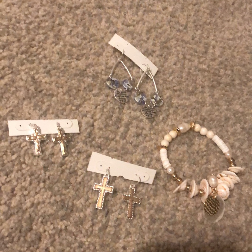 Beautiful jewelry set paired with 3 earnings and a seashell bracelet
